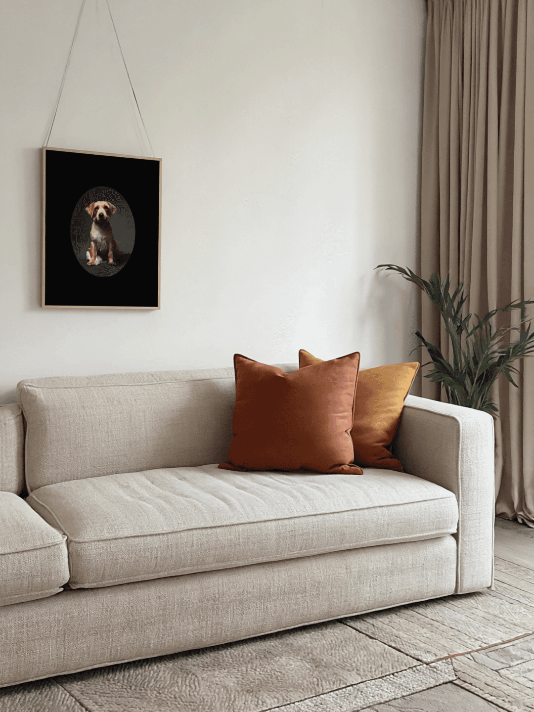 Cuadro de mascota enmarcado en salón